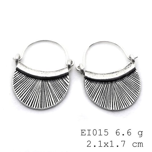 Sophisticated and playful: handmade bag silver earrings.