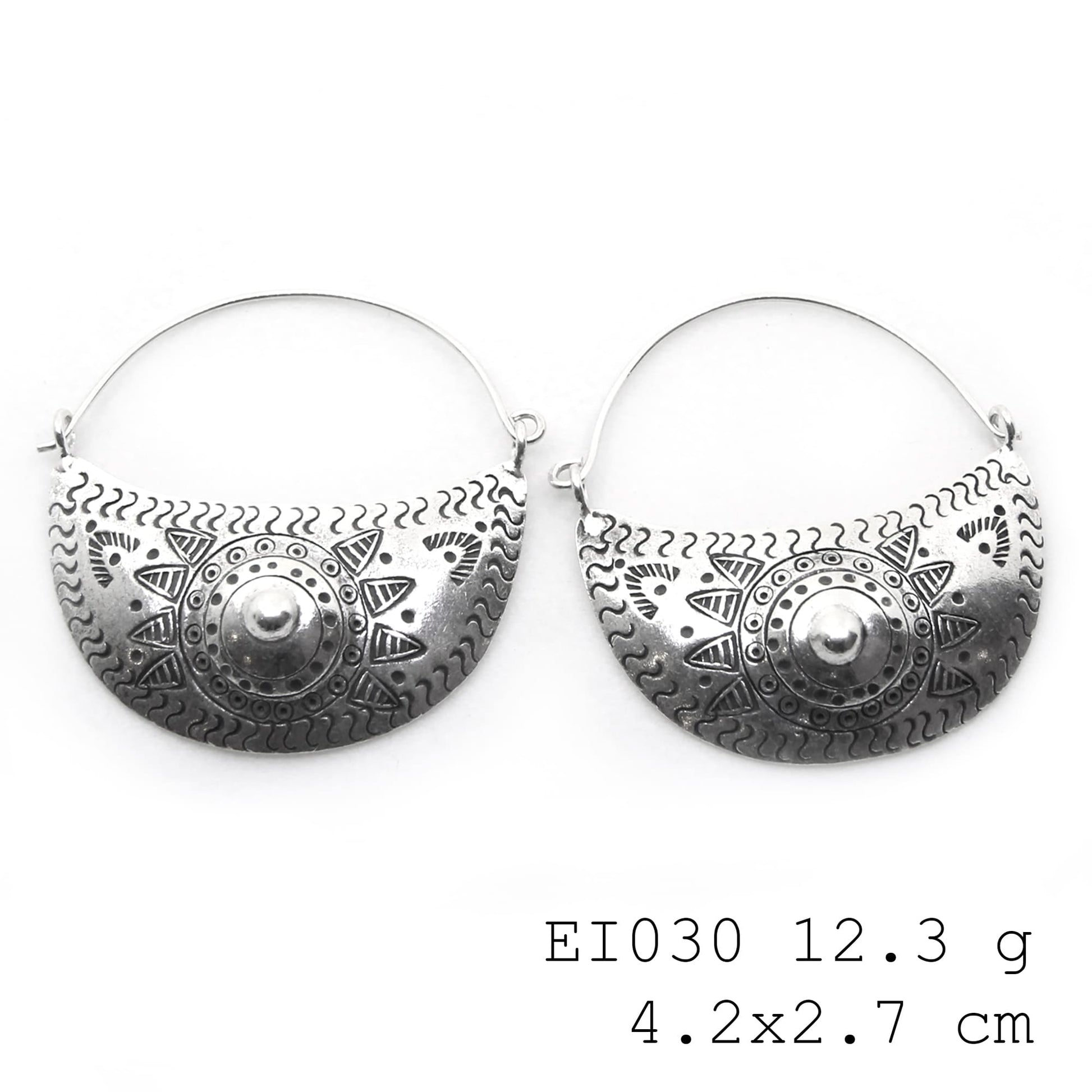 Pure silver shine meets a unique design in these silver earrings.