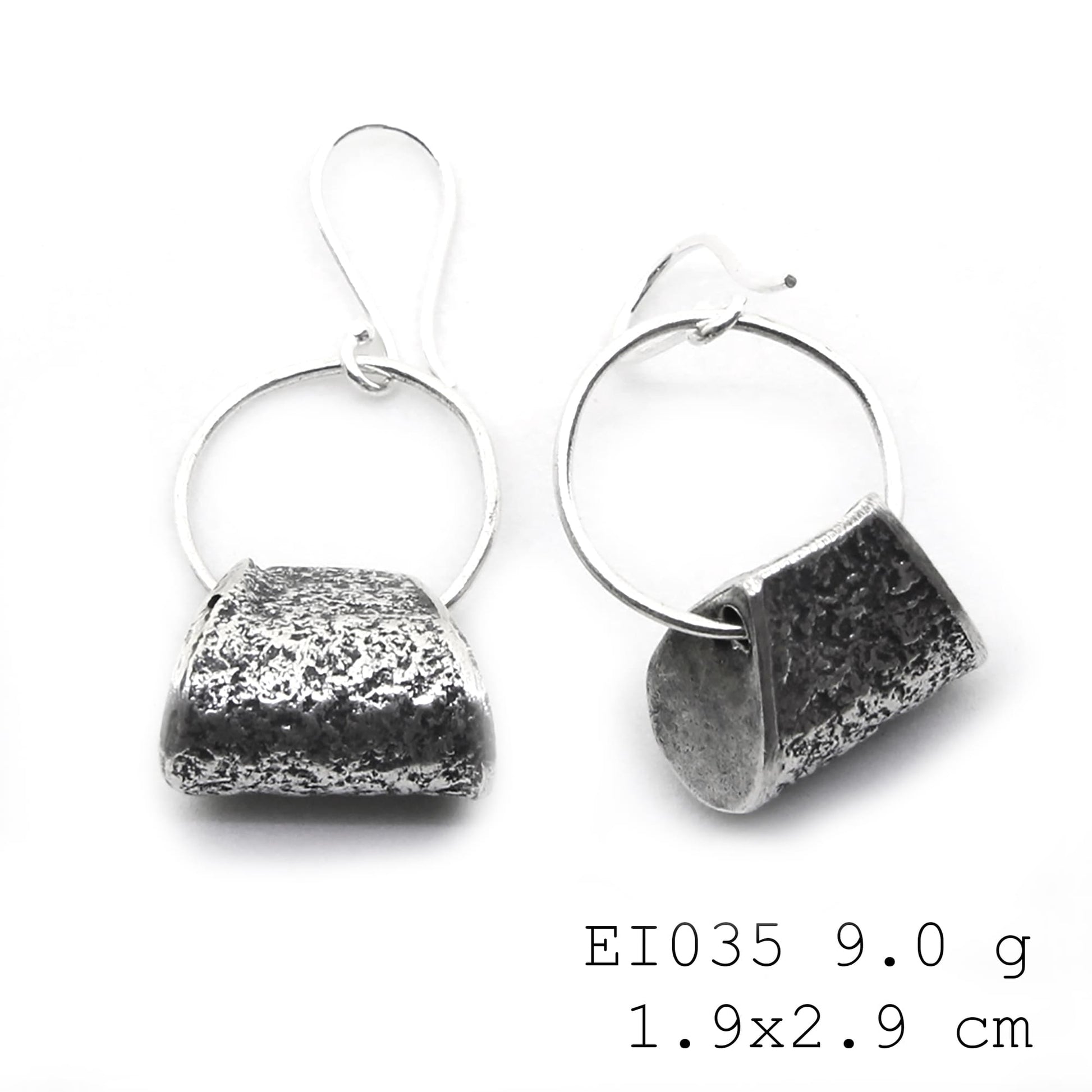 Woven with detail, shaped like a bag: silver earrings.