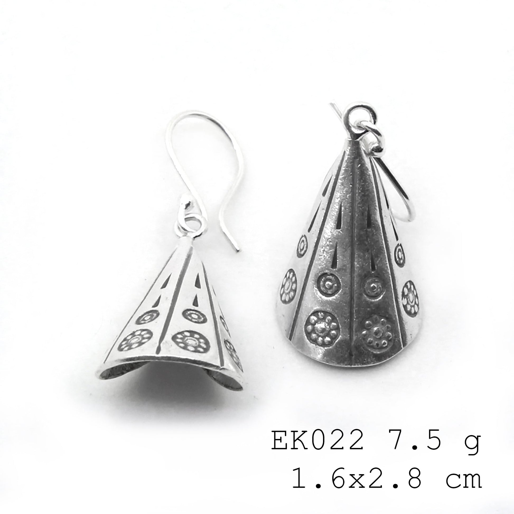 Effortlessly chic funnel-shape silver earrings.