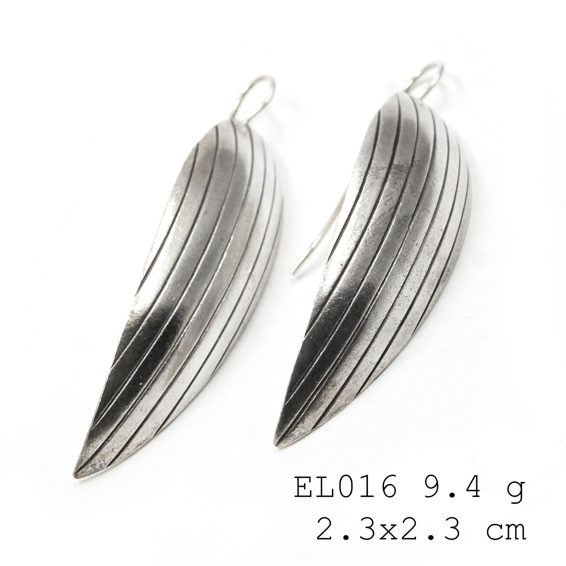 Purely polished leaf-shape silver earrings.