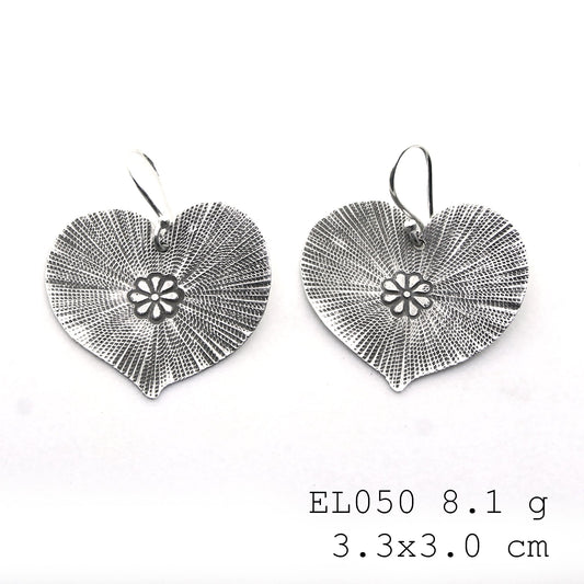 Stunning leaf silhouettes in silver earrings.