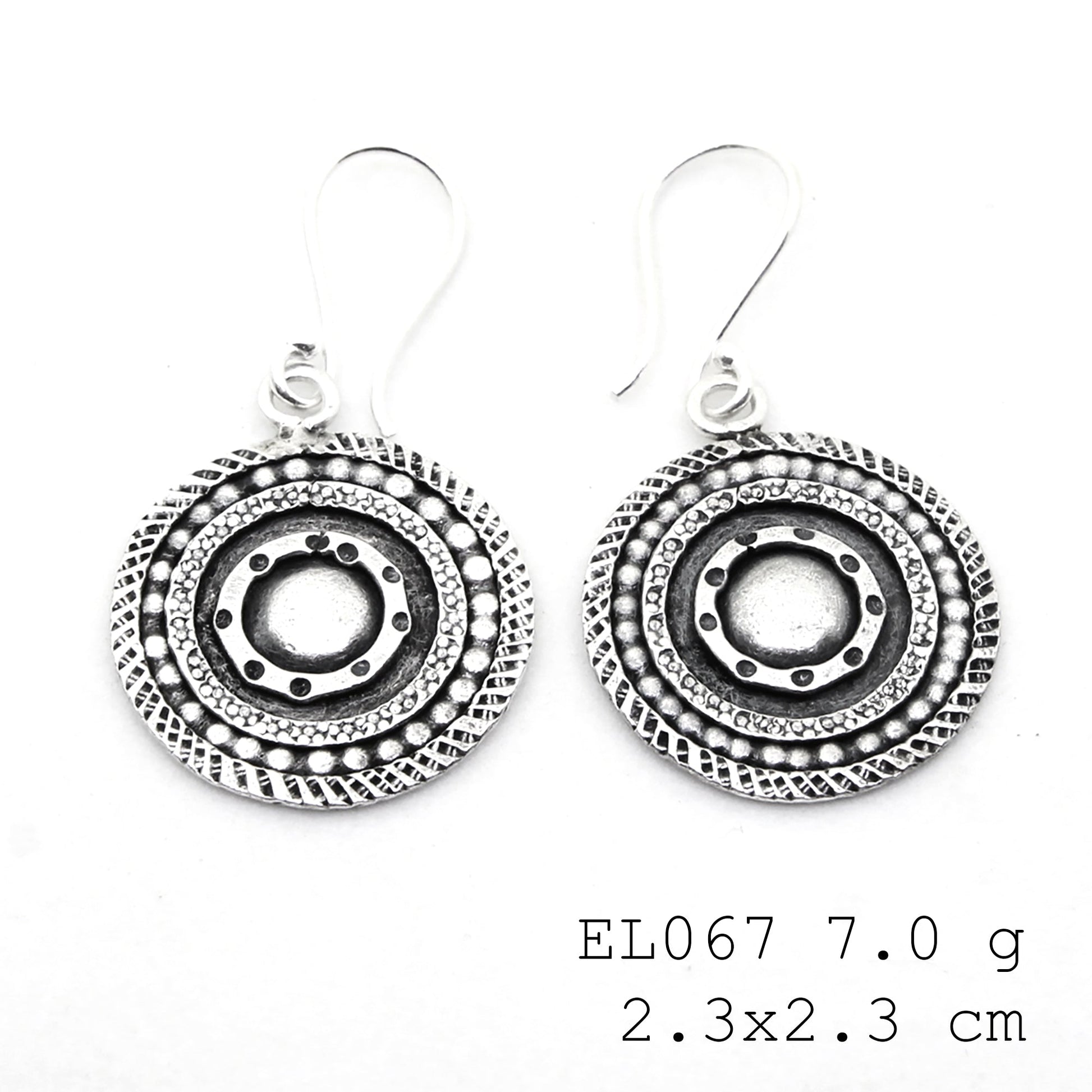 A touch of the outdoors in these silver earrings.