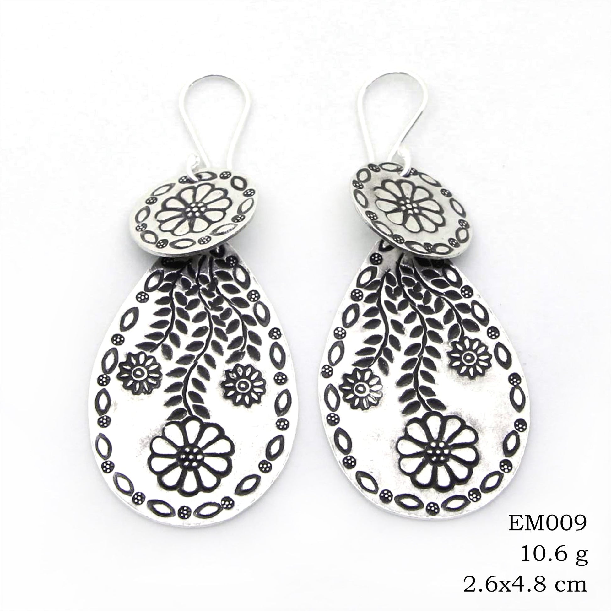 Pure silver earrings for a pure look.