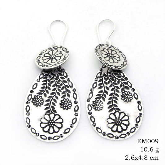 Pure silver earrings for a pure look.