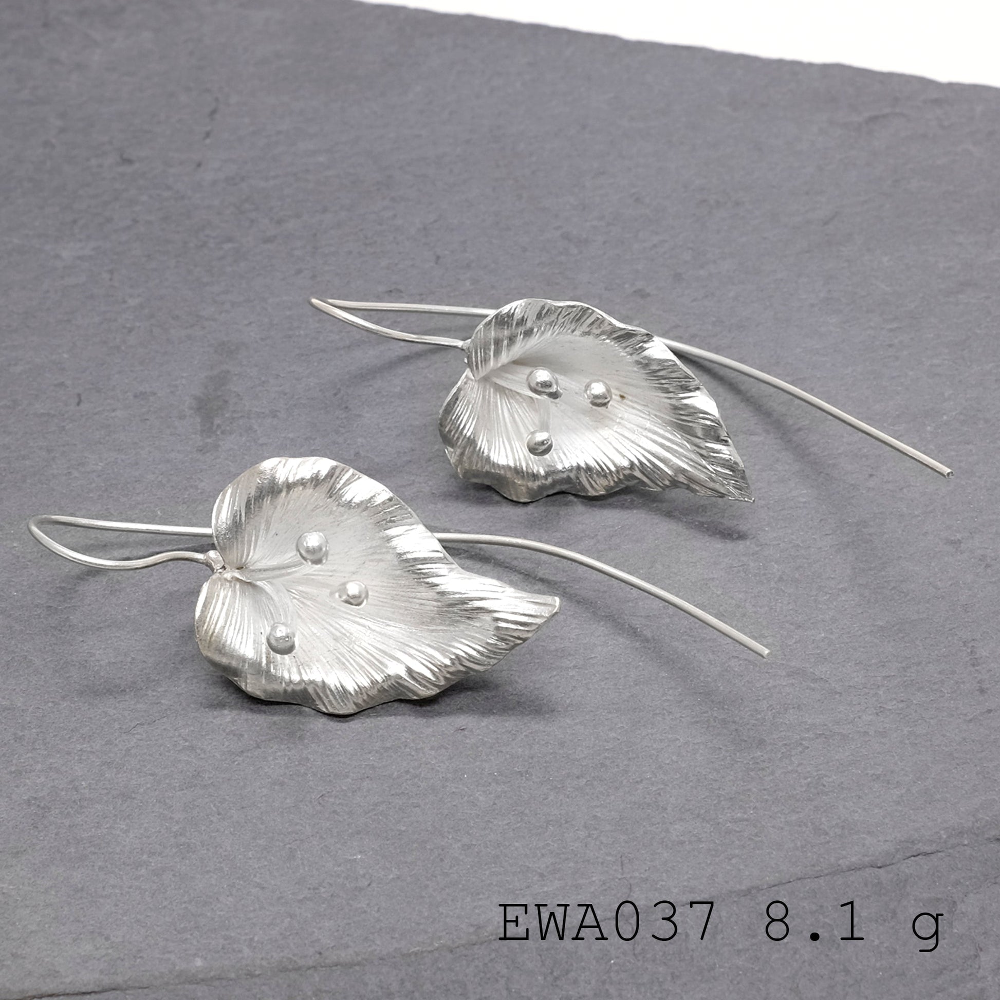 High-purity white flower silver earrings are here.