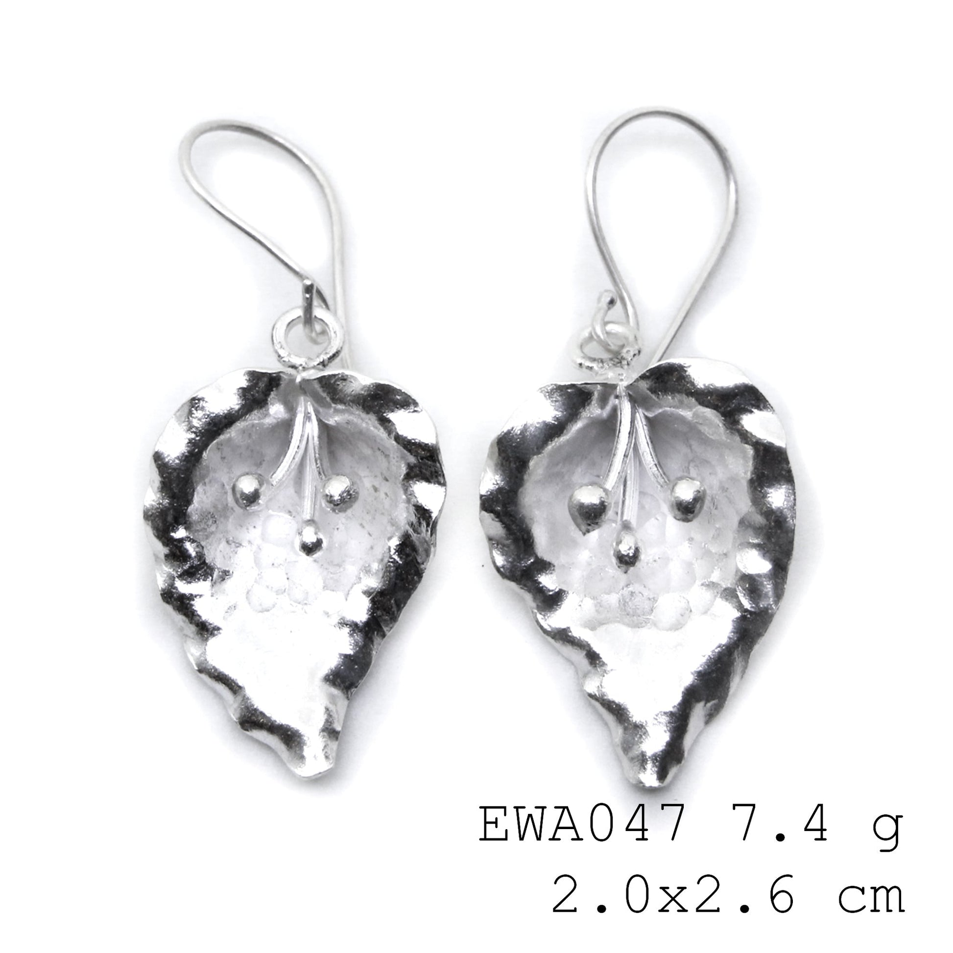 The perfect gift for her: White flower silver earrings.