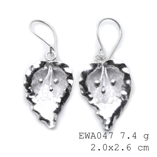 The perfect gift for her: White flower silver earrings.