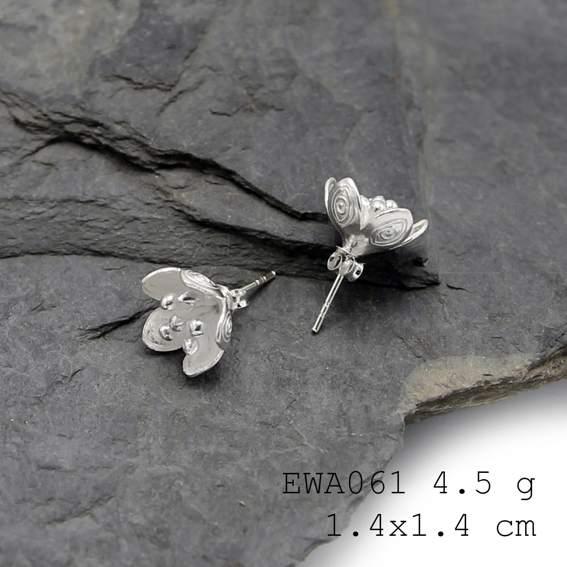 The white flower glow: Discover our silver earrings.