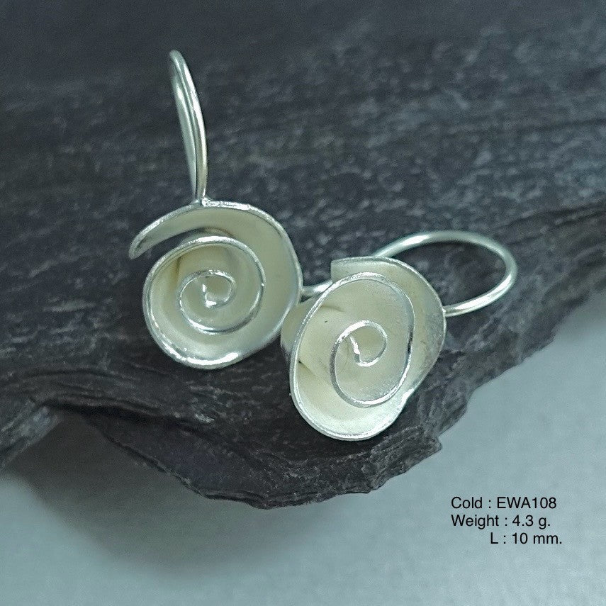 Your new favorite accessory: White flower 98% silver earrings.