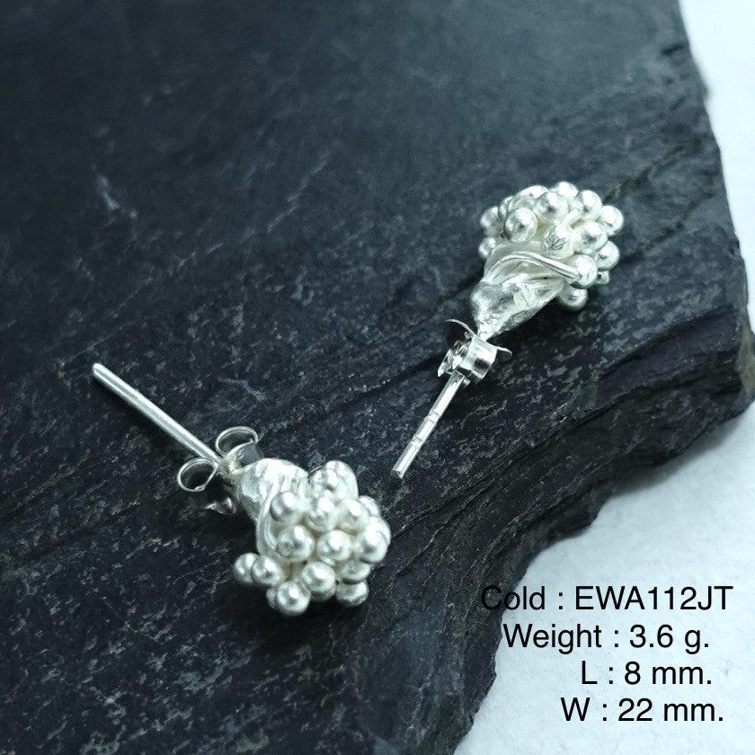 Treat your ears to these stunning floral silver earrings.