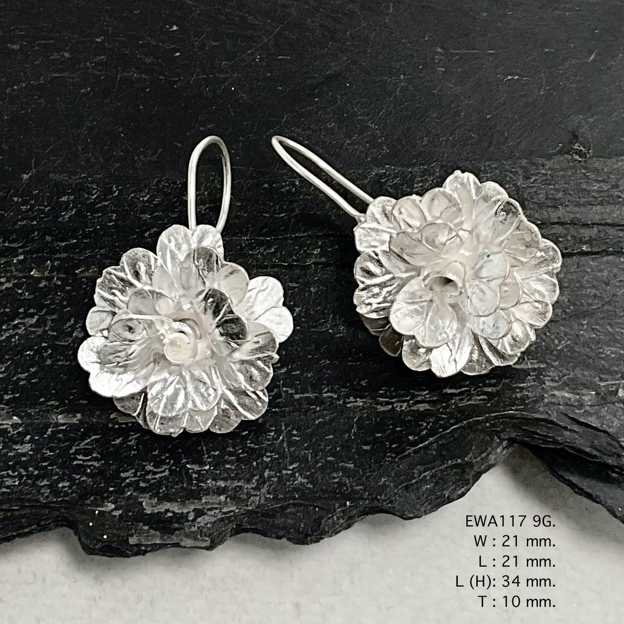 You won’t believe the sparkle on these white flower silver earrings.