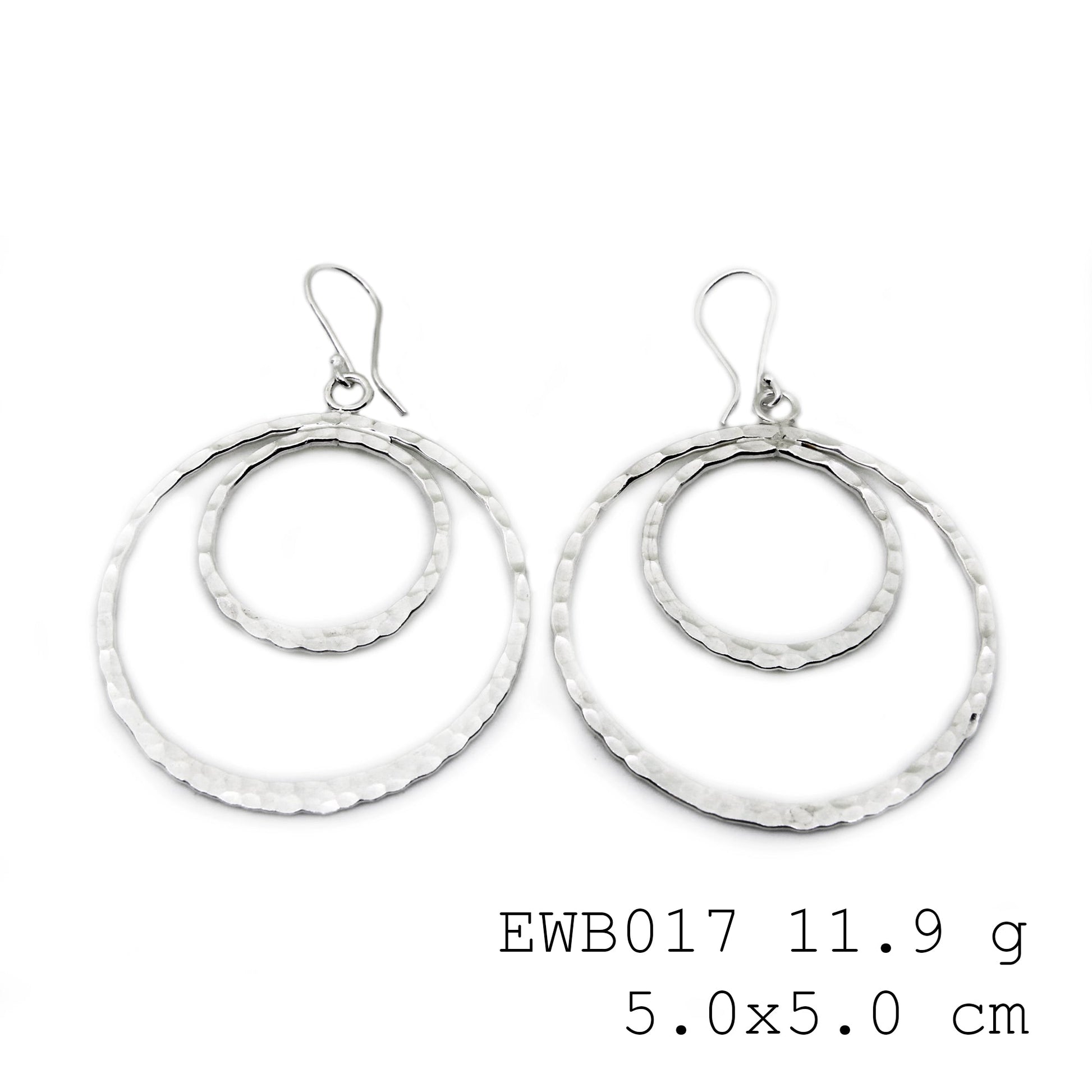 Stand out from the crowd with white line snail silver earrings.