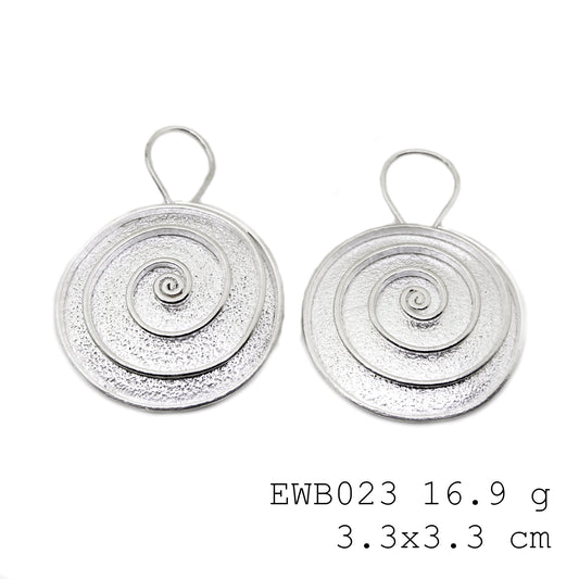 Experience the glow of high-purity white line snail silver earrings.