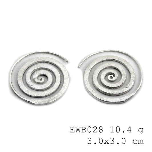 98% pure silver luxury: Discover our white line snail silver earrings.