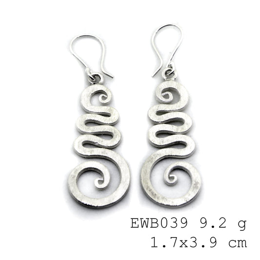Handmade with love: 98% pure white line snail silver earrings.