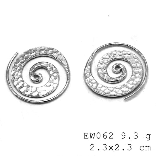Premium 98% quality in our unique white line snail silver earrings.