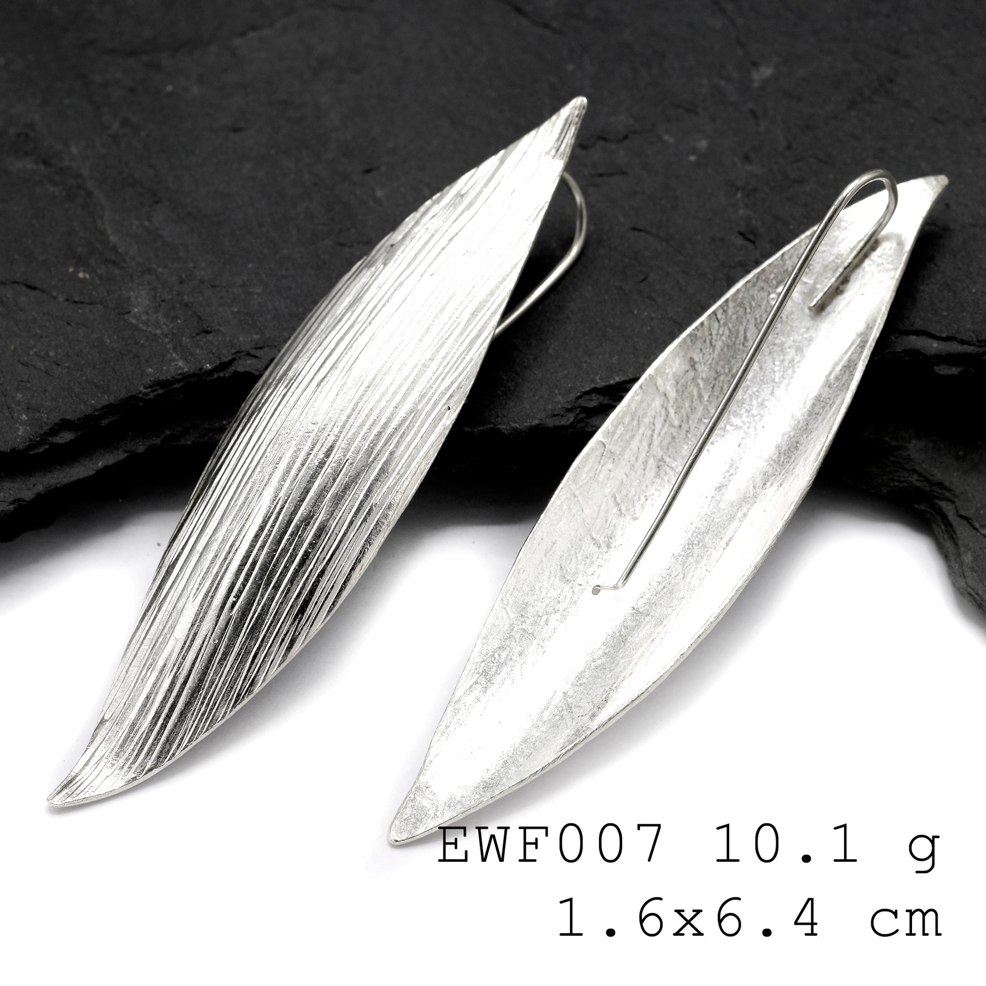 Soft curves, pure silver: Discover these silver earrings.