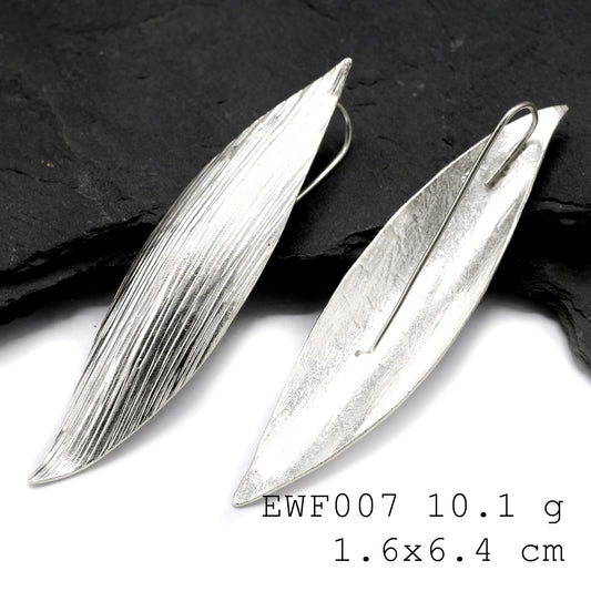 Soft curves, pure silver: Discover these silver earrings.