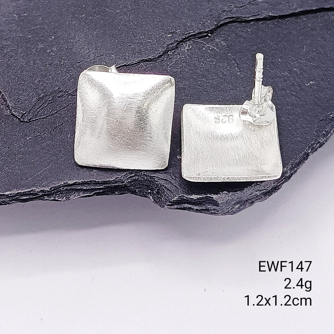 High-purity 98% white sheet silver earrings for you.