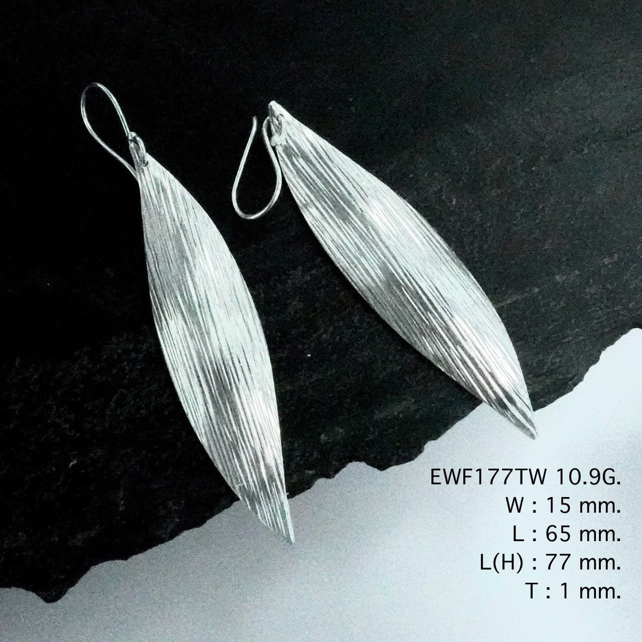 Pure silver luxury: Discover our white sheet silver earrings.