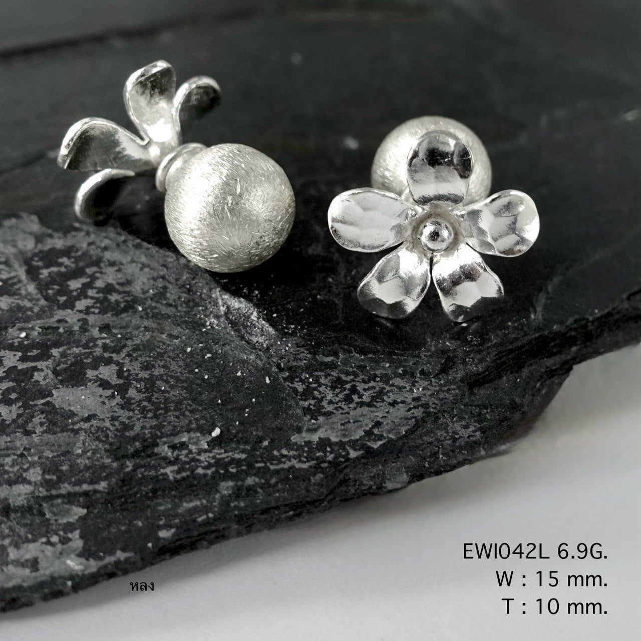 Better than 925! Discover our 98% pure white ball silver earrings.