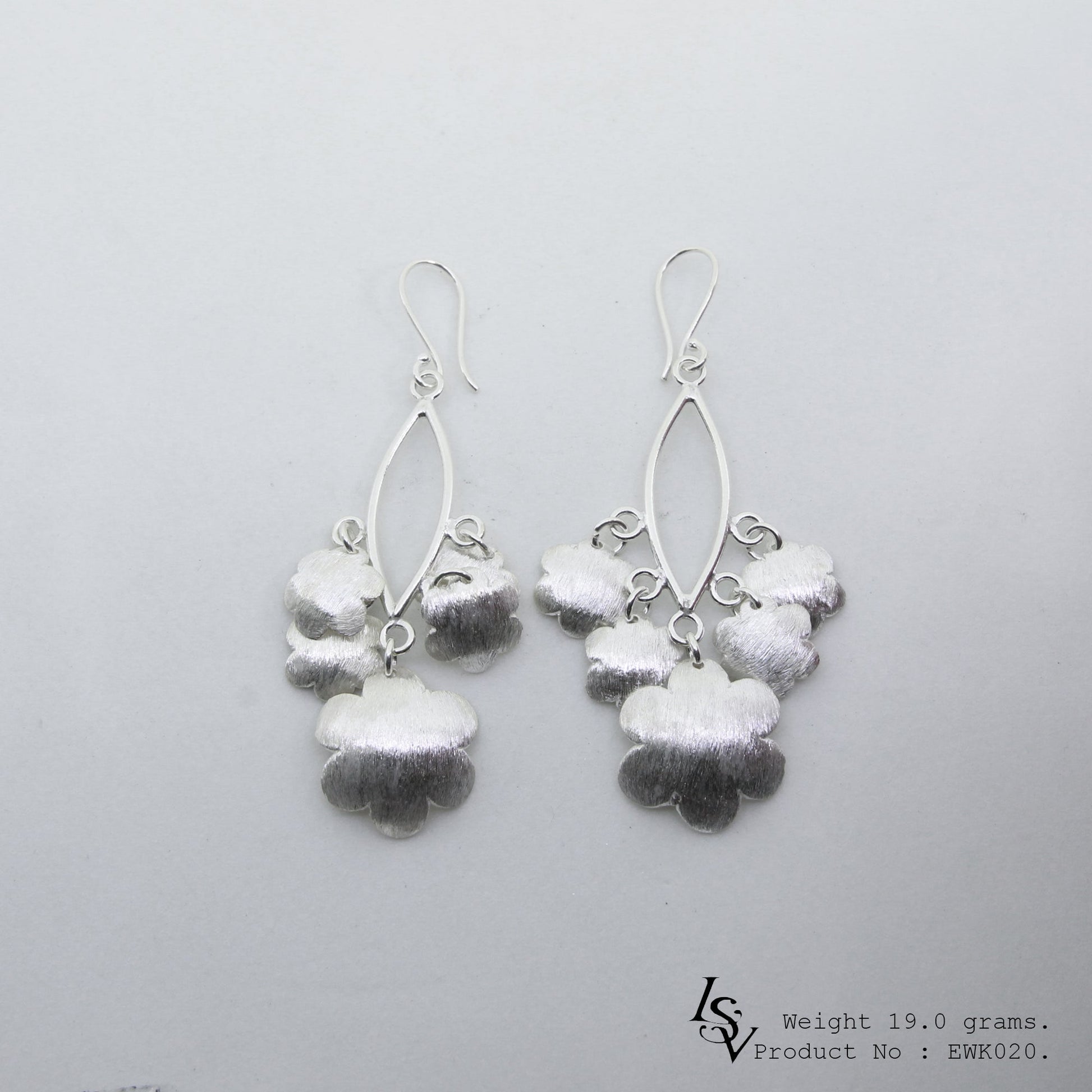 Pure silver, perfect lines. Discover our white line silver earrings.