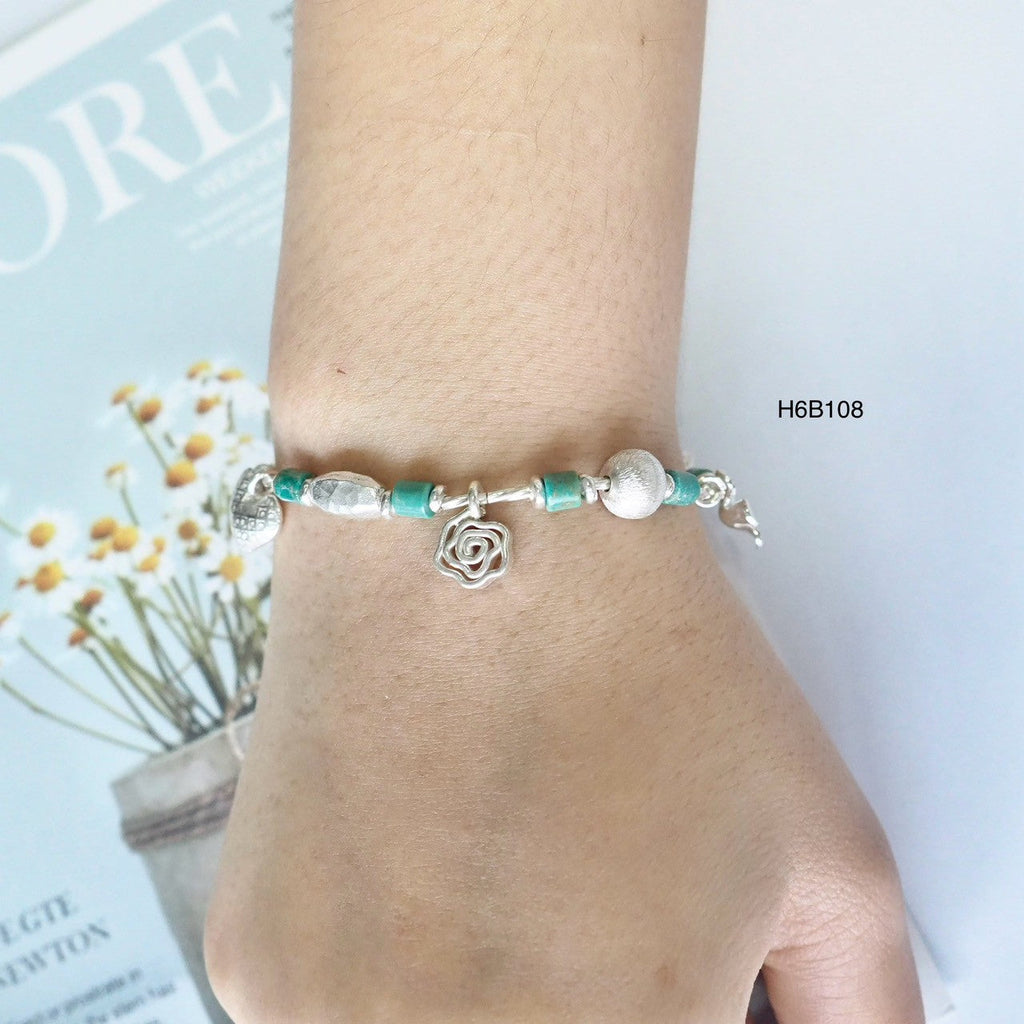 Premium quality meets stunning design in this silver bracelet.
