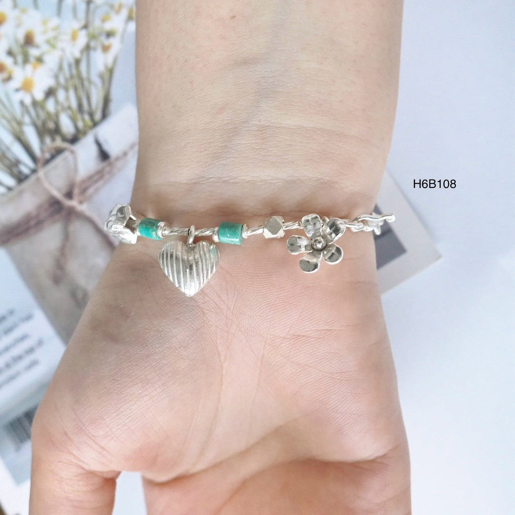 Premium quality meets stunning design in this silver bracelet.