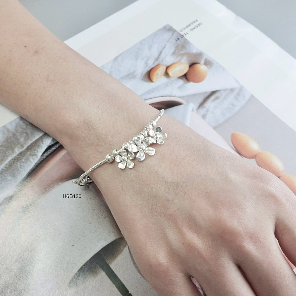 The gift they’ll never want to take off: this silver bracelet.