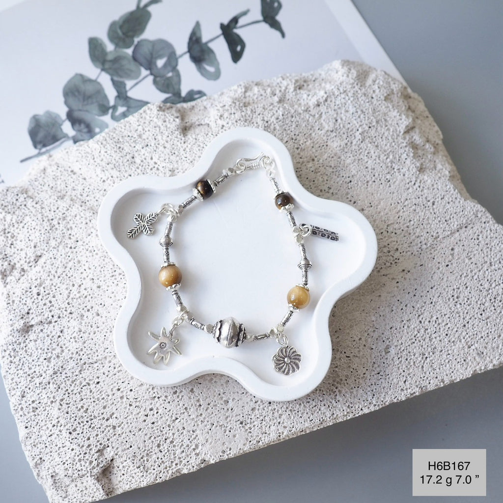Pure elegance, handmade in Thailand. Wear this silver bracelet every day.