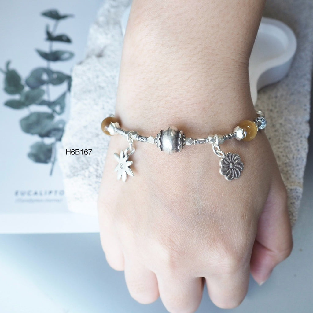 Pure elegance, handmade in Thailand. Wear this silver bracelet every day.