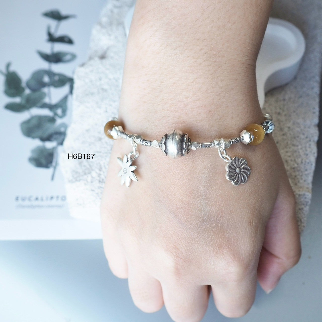 Pure elegance, handmade in Thailand. Wear this silver bracelet every day.