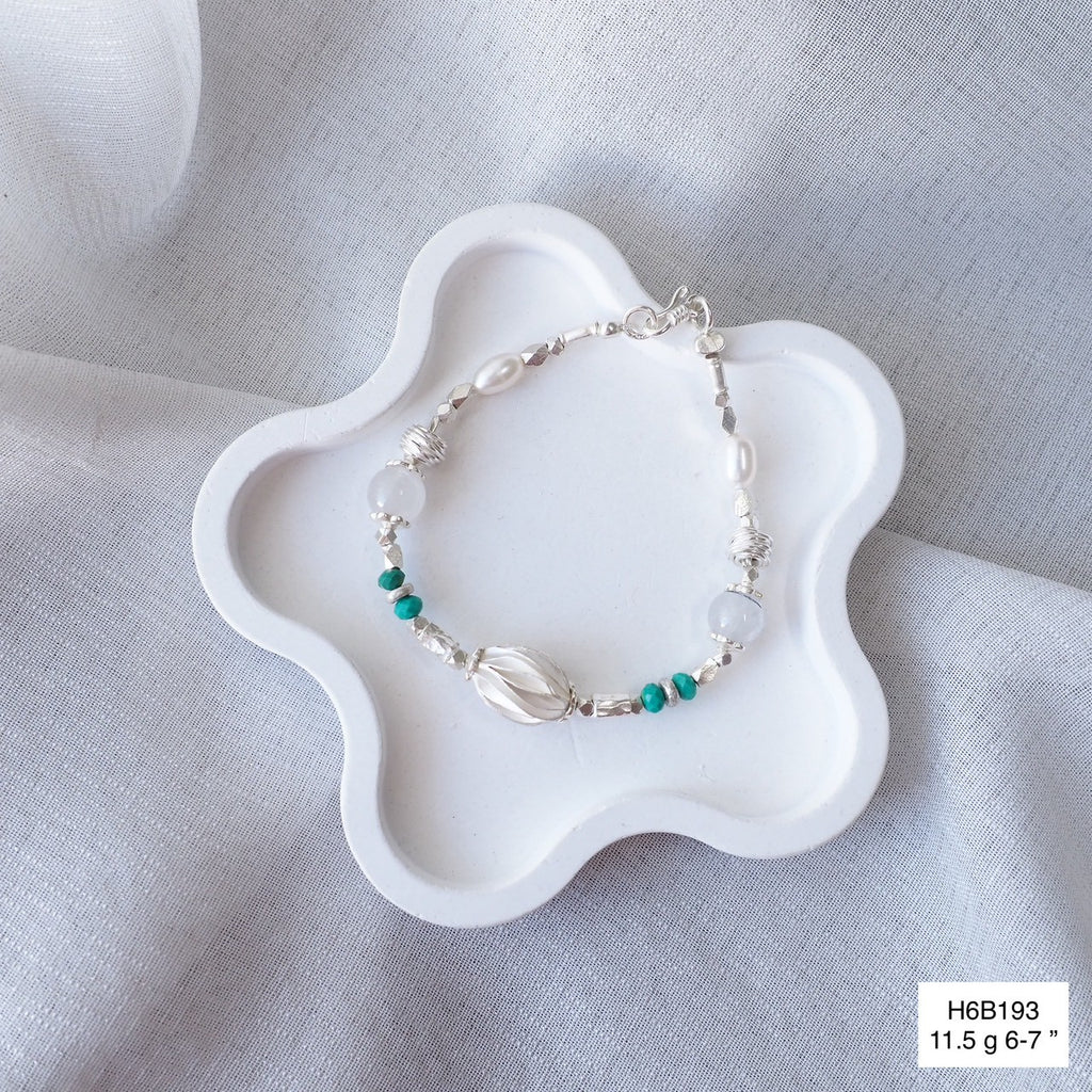 Crafted for those who appreciate quality: our Thai silver bracelet.