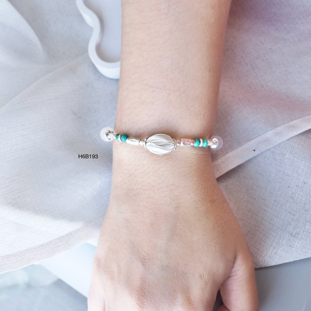 Crafted for those who appreciate quality: our Thai silver bracelet.