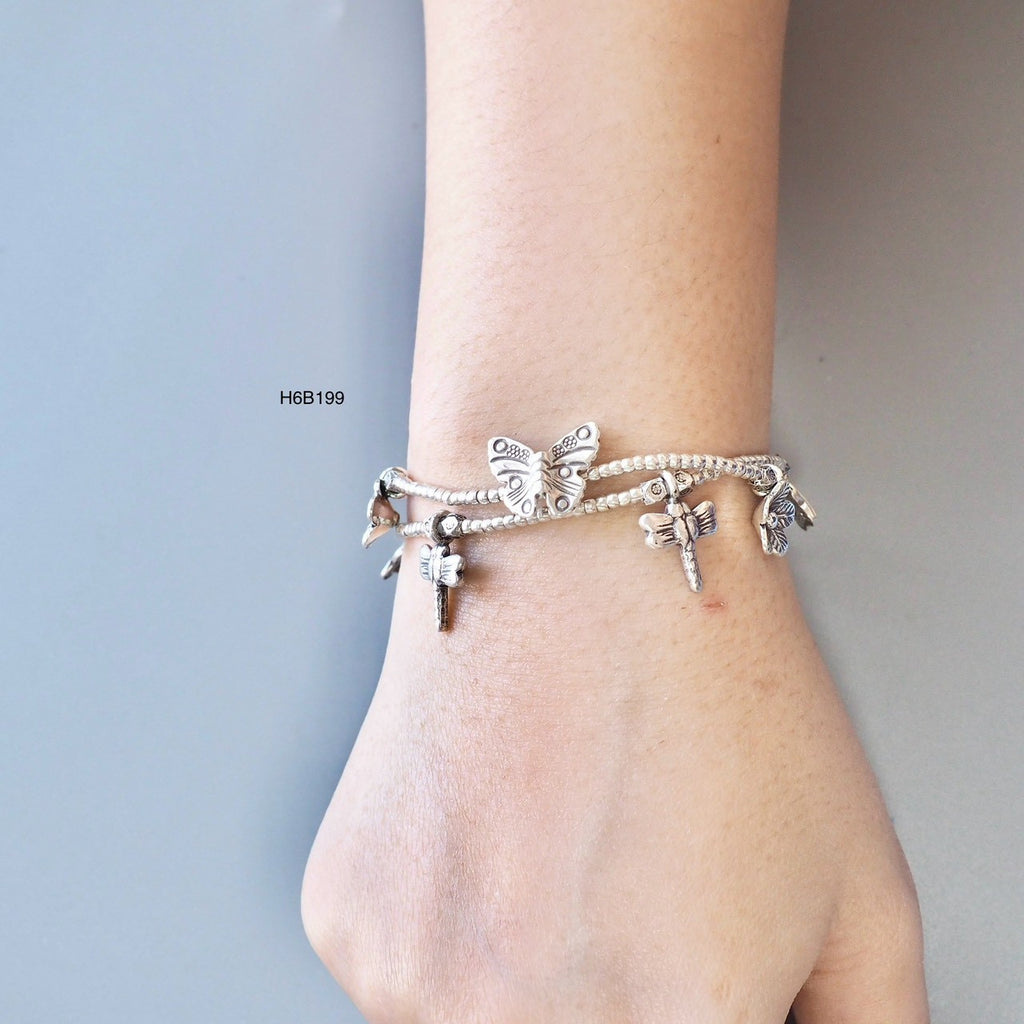 A subtle touch of Thai luxury for your wrist: this silver bracelet.
