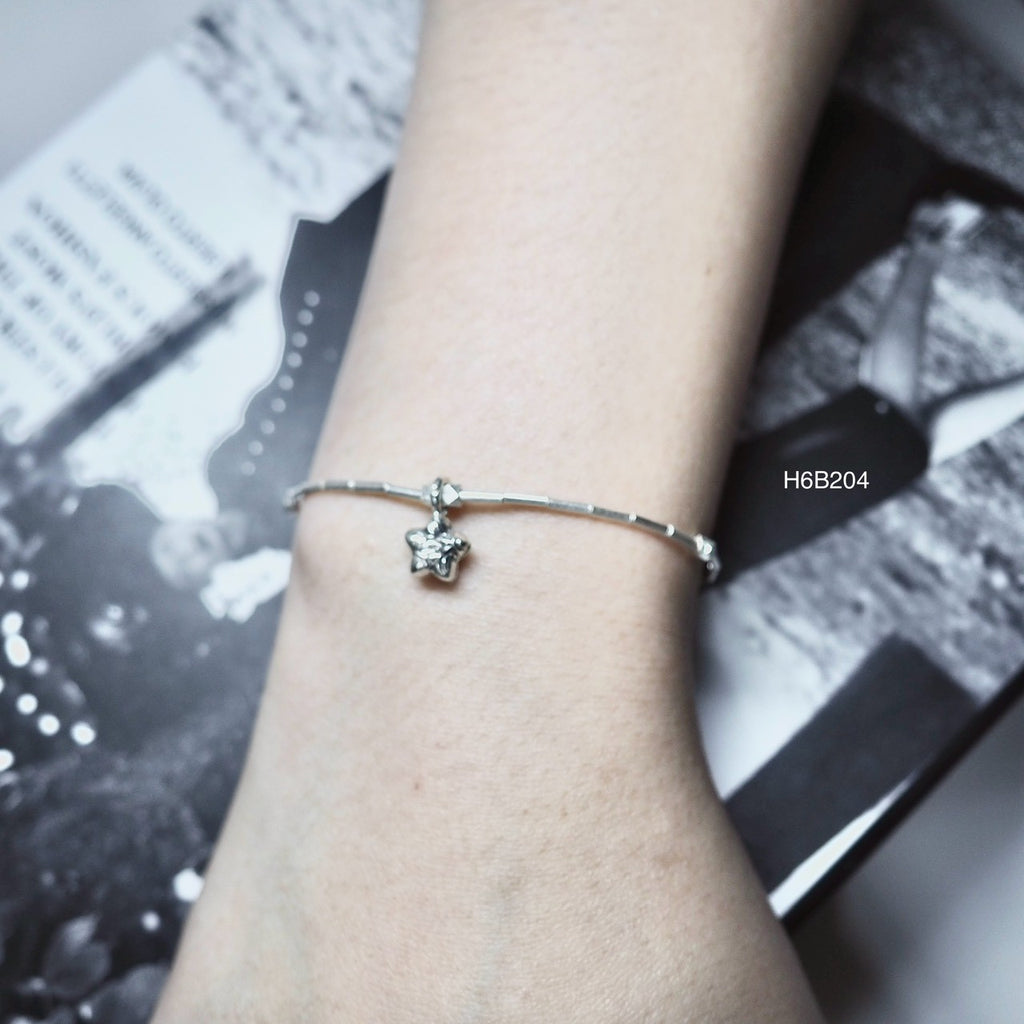 Your everyday look deserves a stunning 98% silver bracelet.