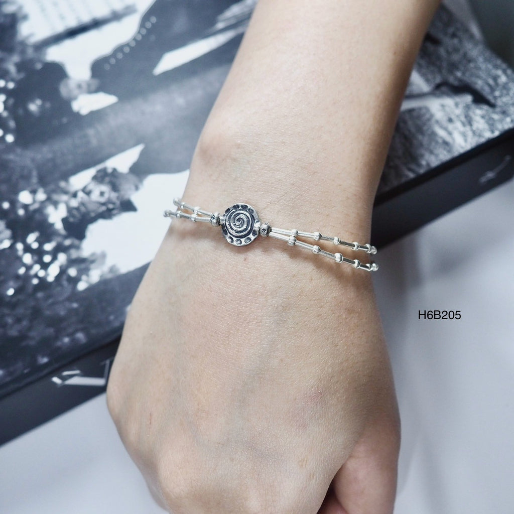 High purity means lasting shine for this silver bracelet.