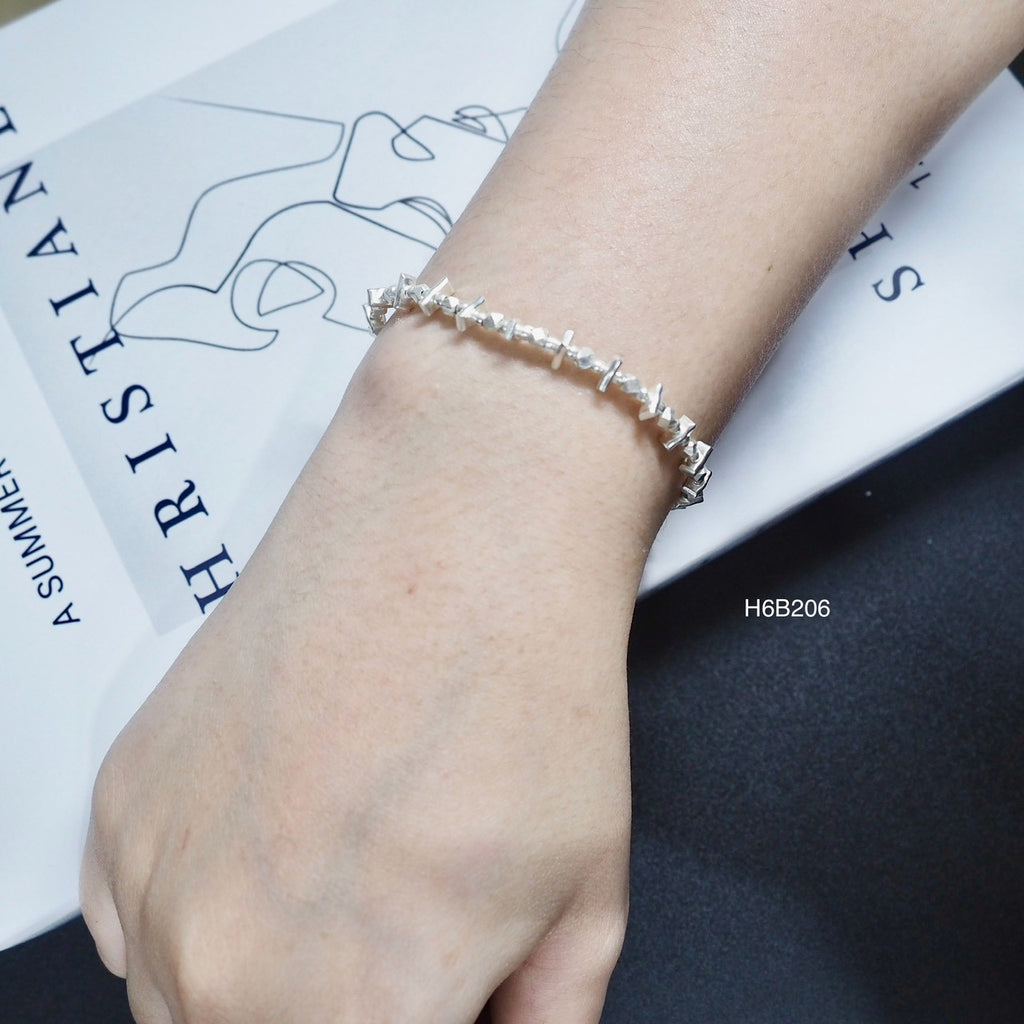 Clean lines, pure silver. Fall in love with this Thai bracelet.