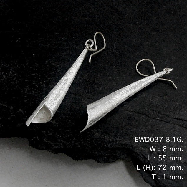 Add simplicity to your style. Earrings.