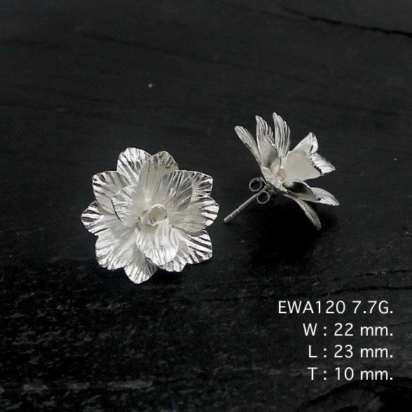 Elegant in the simplest way. Flower earrings.