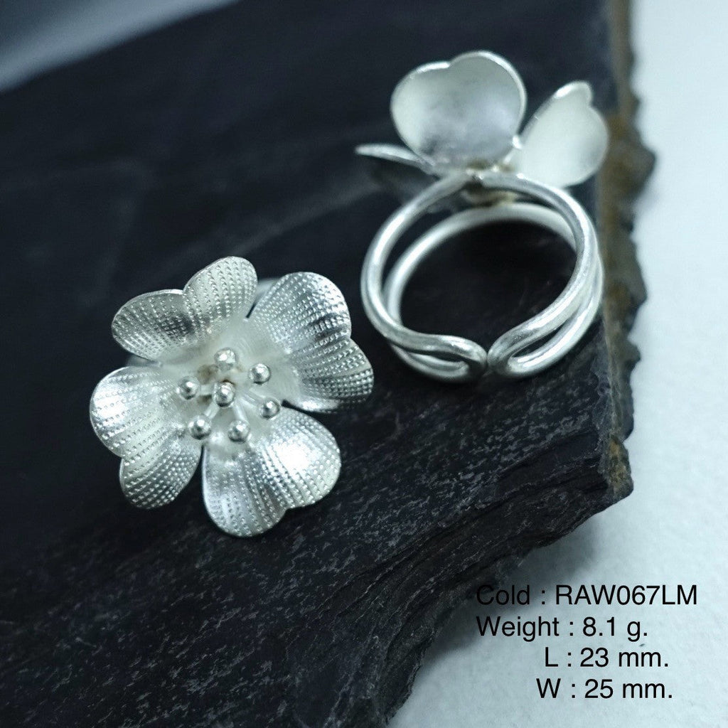 Petal perfect. Your new silver ring.