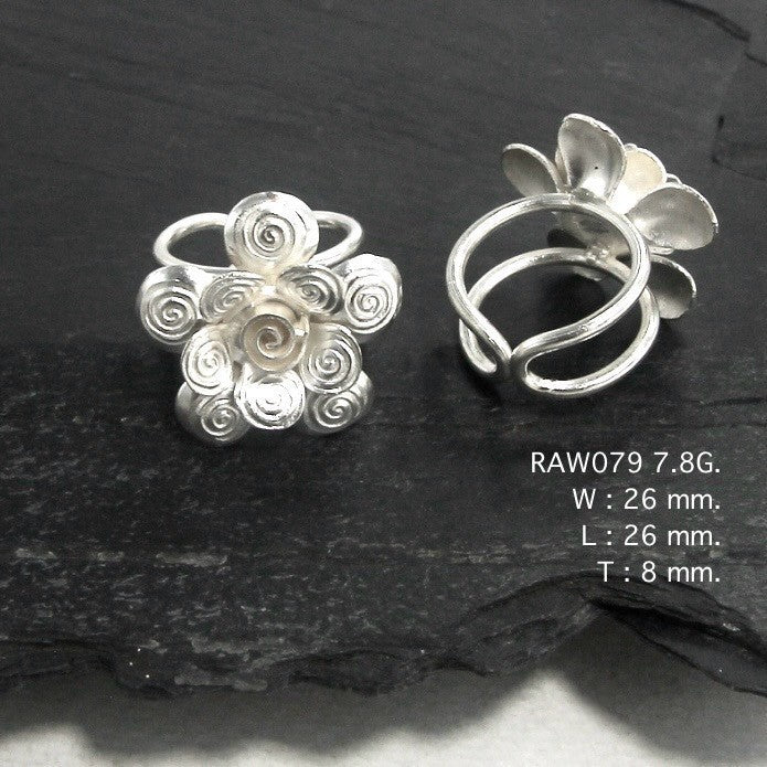 Small bloom, big statement. Silver ring goals.