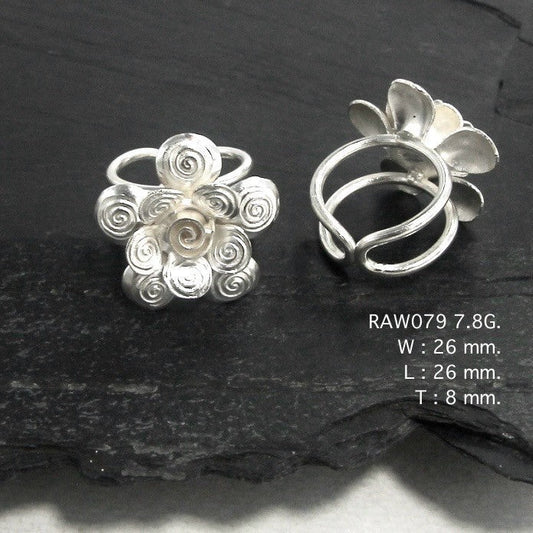 Small bloom, big statement. Silver ring goals.