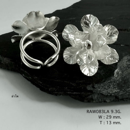 Effortlessly chic silver ring.