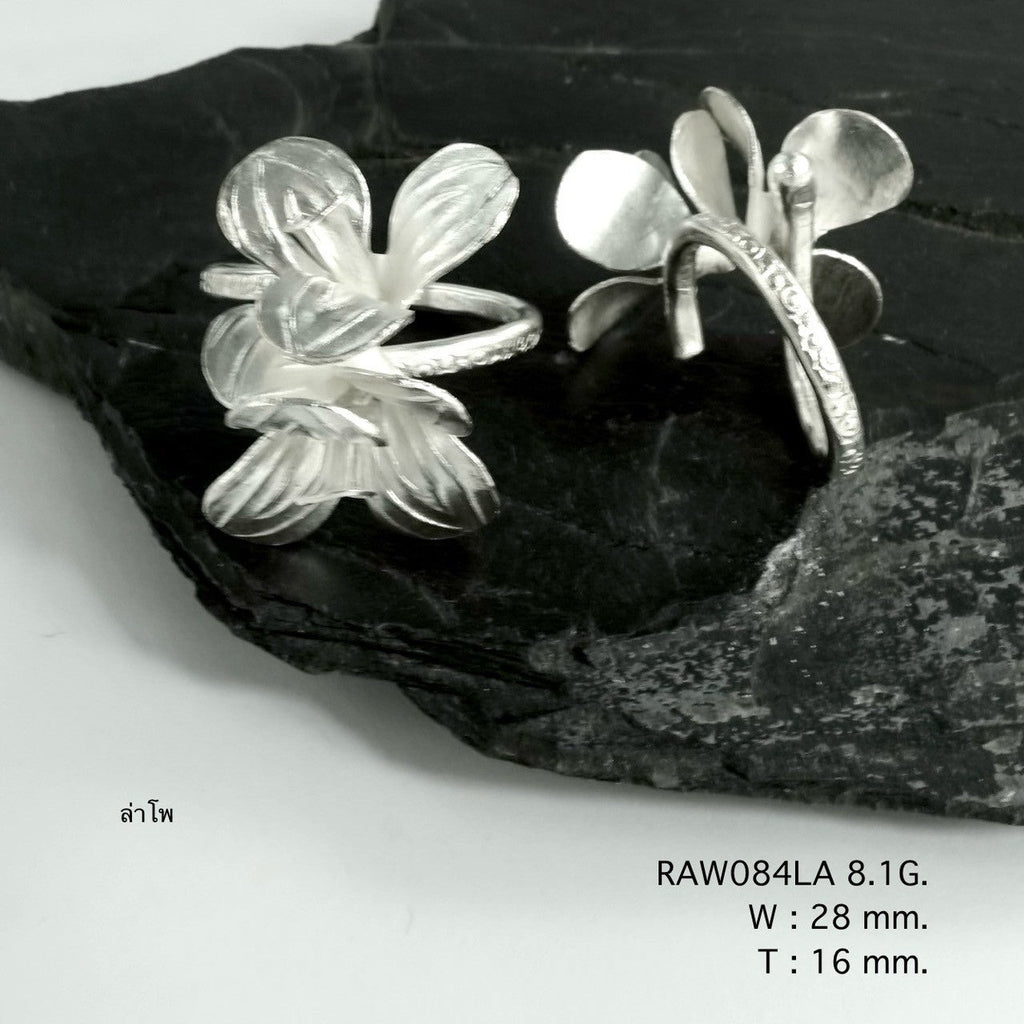 Timeless floral design silver ring.