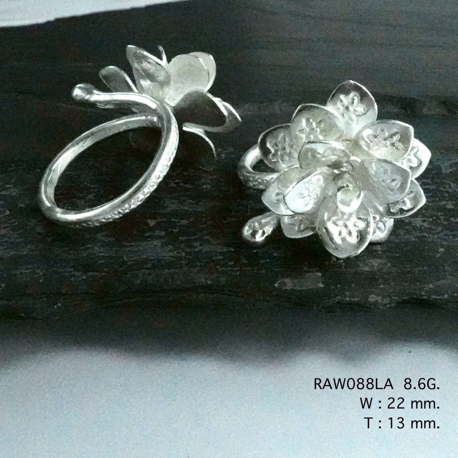 Fresh as a bloom. Flower silver ring.