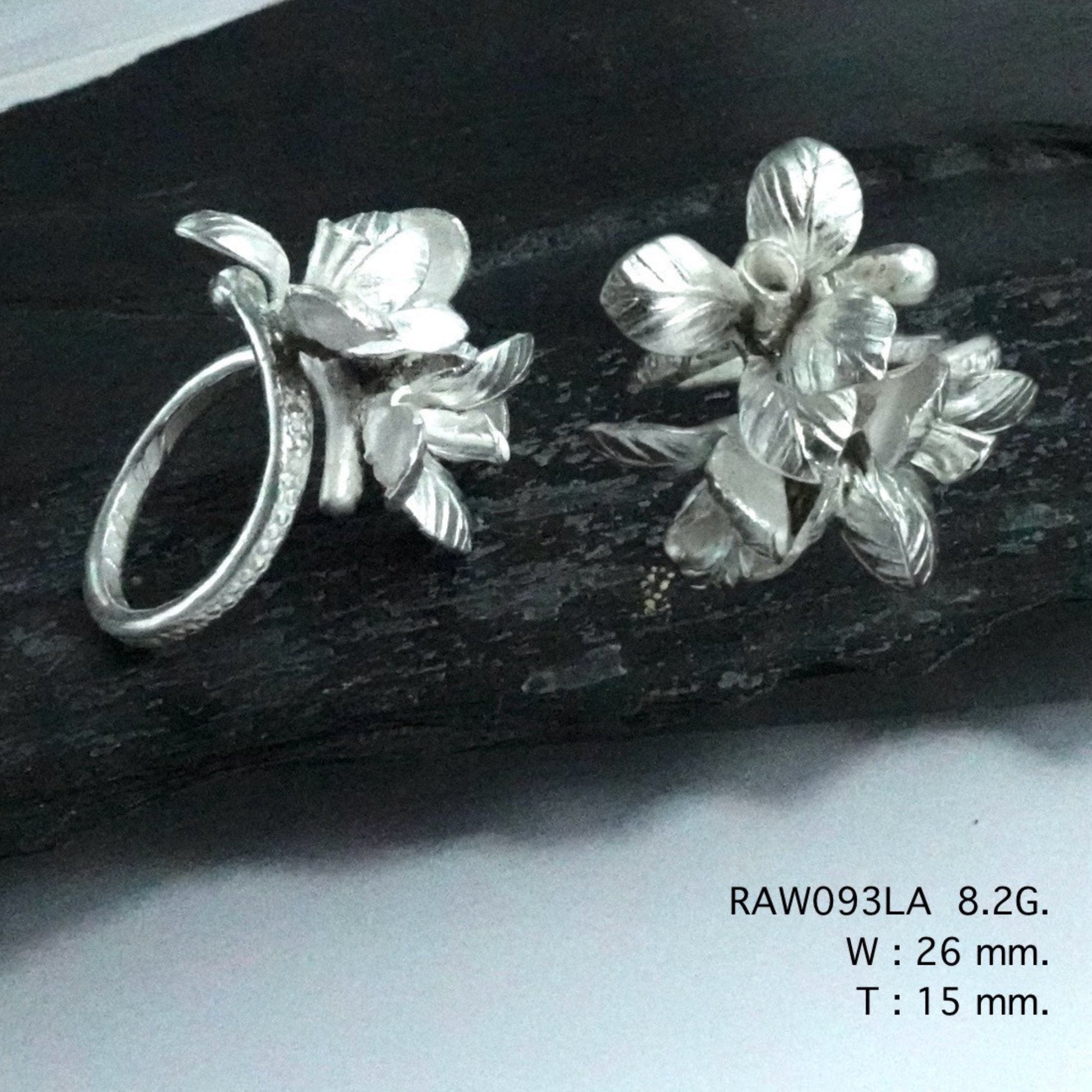 Masterfully made floral silver ring.