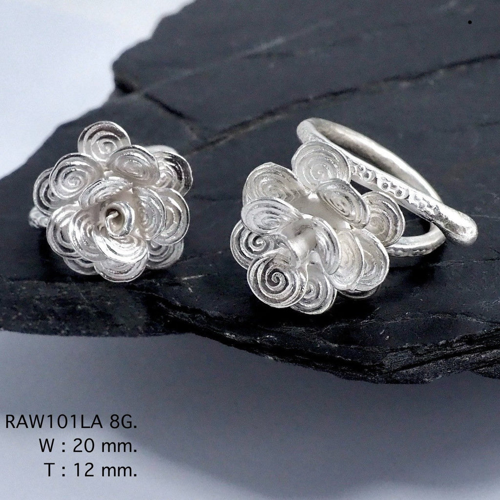 Capturing nature's grace. Silver ring.