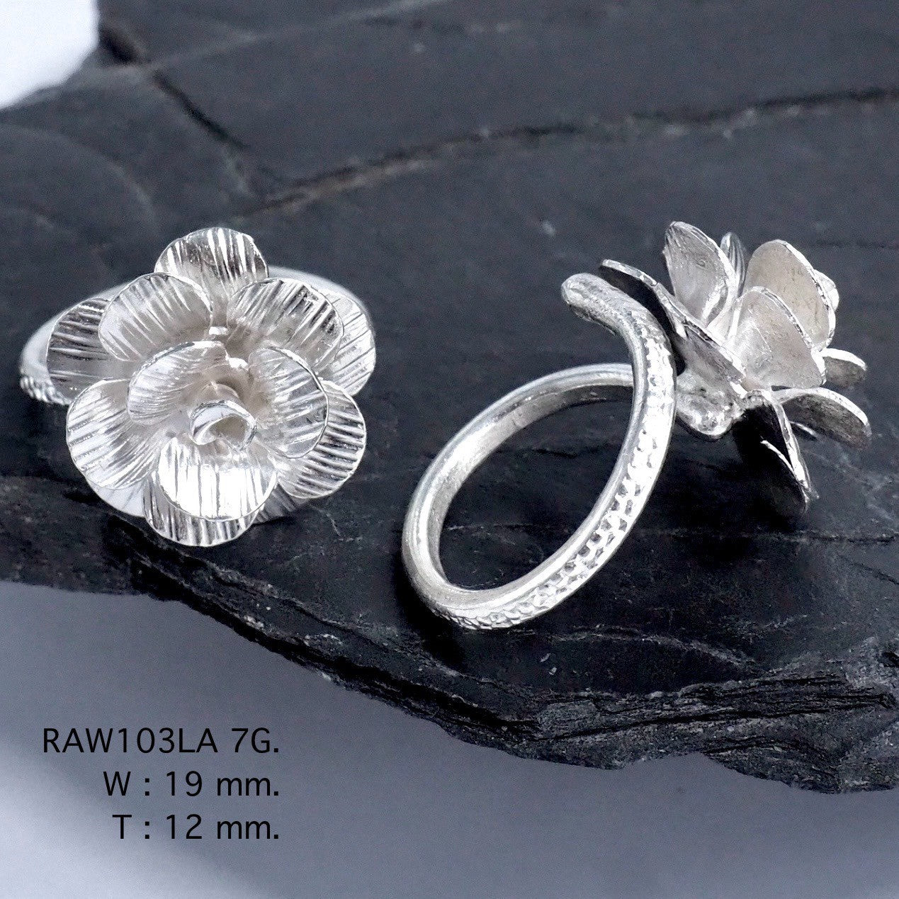 Find your flower in this silver ring.